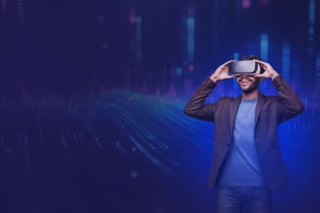 Ein lächelnder Mann trägt eine Virtual-Reality-Brille und schaut nach oben, umgeben von einem futuristischen, digital anmutenden Hintergrund mit blauen und violetten Lichtlinien und Leuchteffekten.