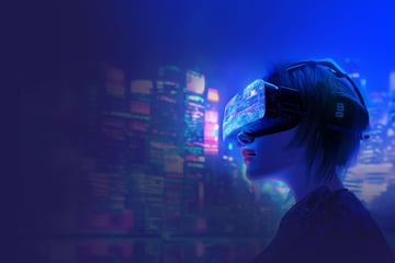 Eine Person trägt eine Virtual-Reality-Brille vor einem digitalen Stadtpanorama, das in leuchtenden Farben dargestellt ist.