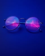 Brille reflektiert Datenanalyse-Diagramm, symbolisiert Descriptive Analytics.