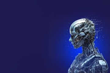 Eine futuristische, metallische Roboterfigur mit komplexer Mechanik im Inneren ist vor einem blauen Hintergrund dargestellt.