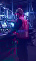 Arbeiter überwacht Maschinenparameter für Predictive Maintenance in einer Produktionsanlage.