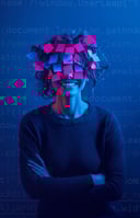 Person mit Code-Hintergrund symbolisiert tiefes Verständnis und Analyse bei Refactoring.