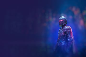 Eine Person in metallischer, futuristischer Rüstung steht in einem dunklen, stimmungsvollen Hintergrund mit bunten Lichtreflektionen.