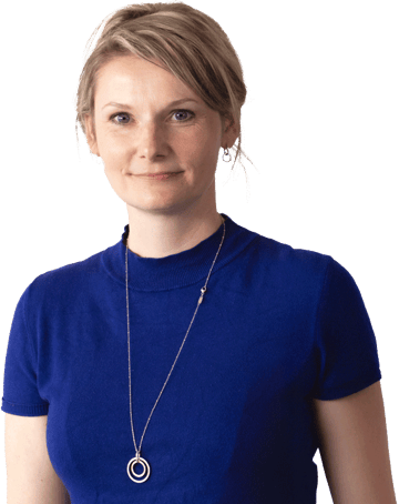 Frau im blauen T-Shirt mit eleganter Halskette, arbeitet bei MaibornWolff in Leipzig.